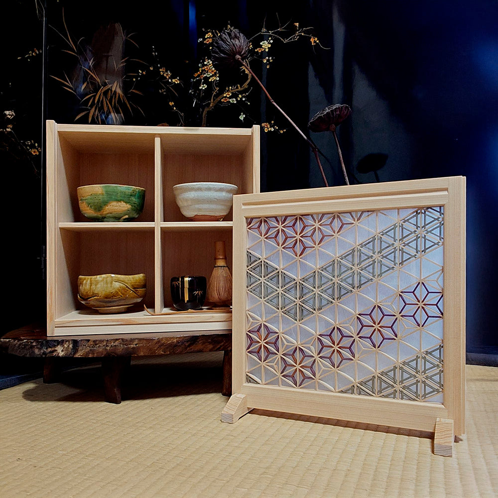 Présentoir de bols à matcha avec kumiko *en forme de V*